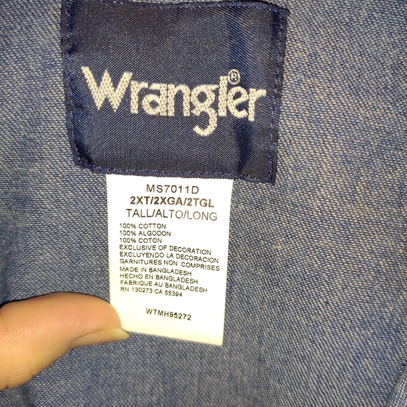 Gently worn wrangler denim 2xt tall long sleeve - Picture 3 of 4